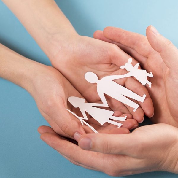 la-gente-che-tiene-in-mano-famiglia-di-carta-carina